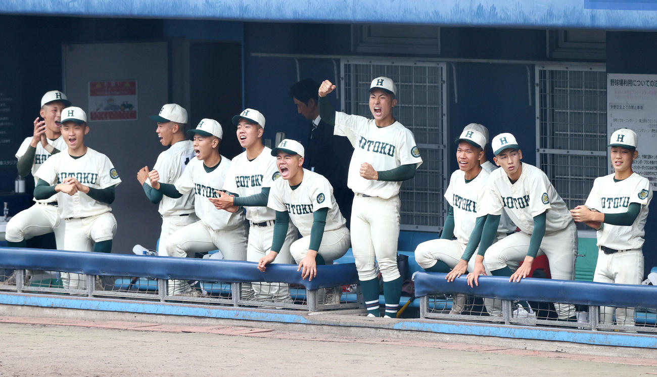 報徳学園対奈良大付　9回、盛り上がる報徳学園の選手ら（撮影・上山淳一）