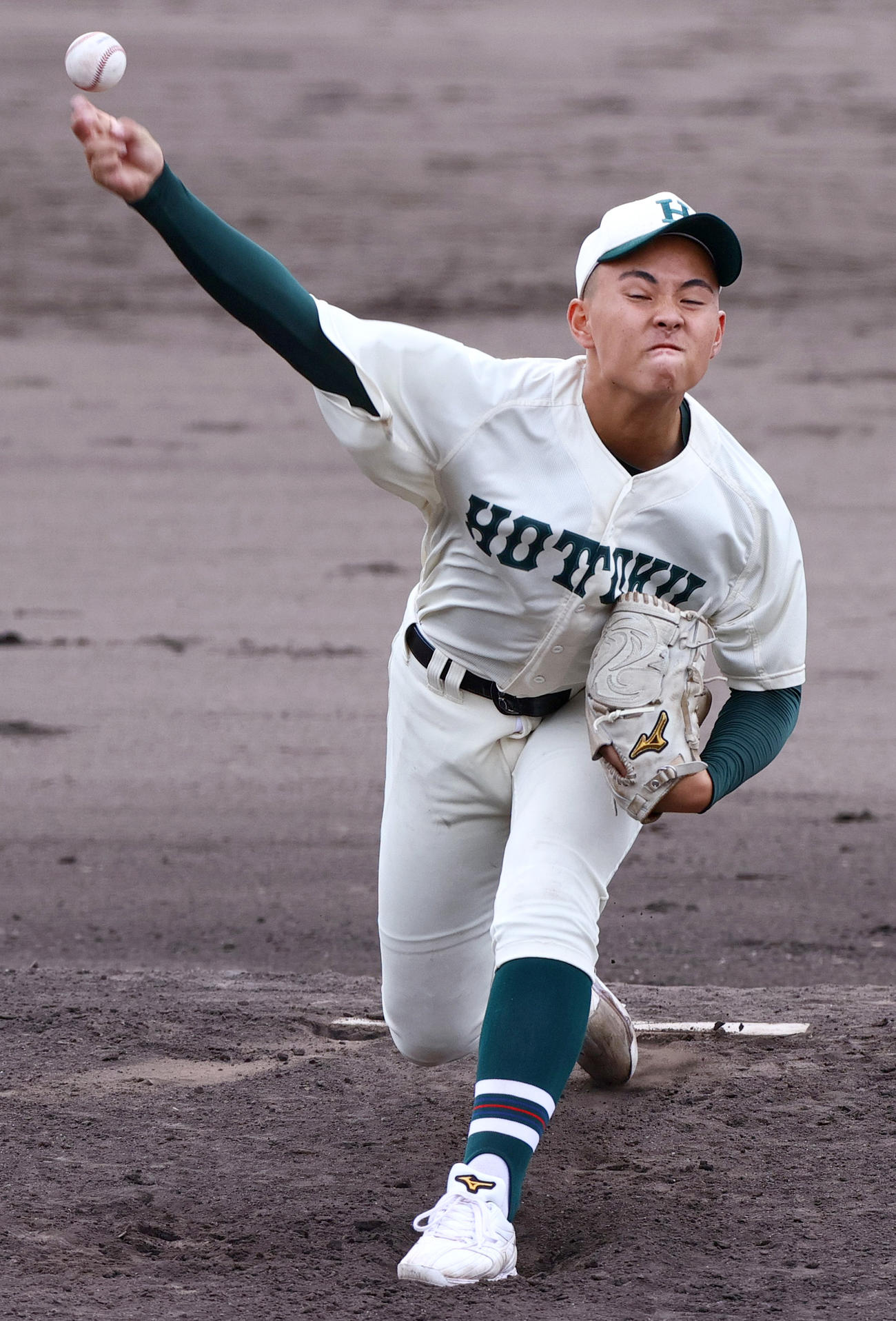 報徳学園対奈良大付　力投する報徳学園の間木（撮影・上山淳一）