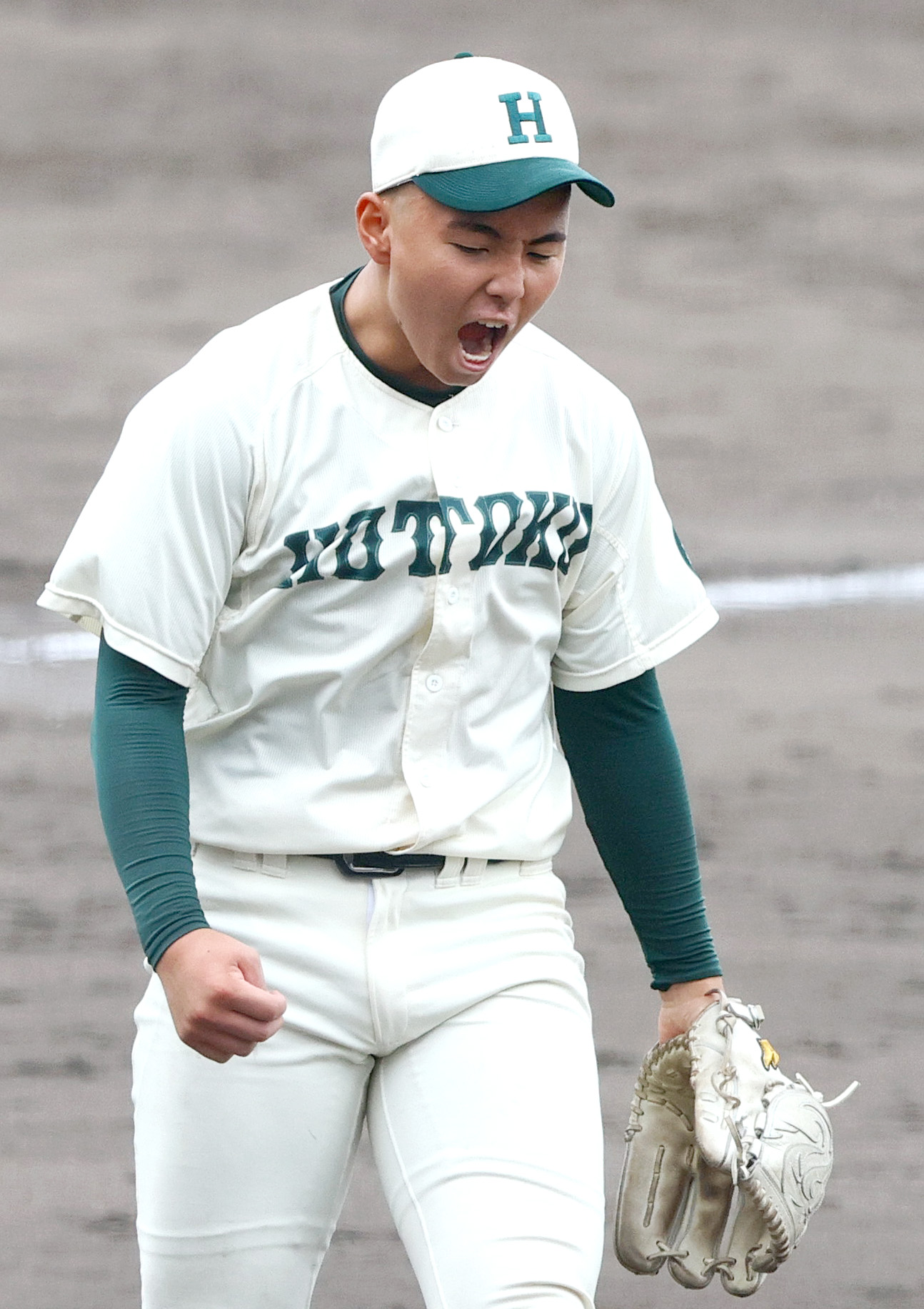 報徳学園対奈良大付　8回裏奈良大付1死、岡田を三振に仕留めほえる間木（撮影・上山淳一）