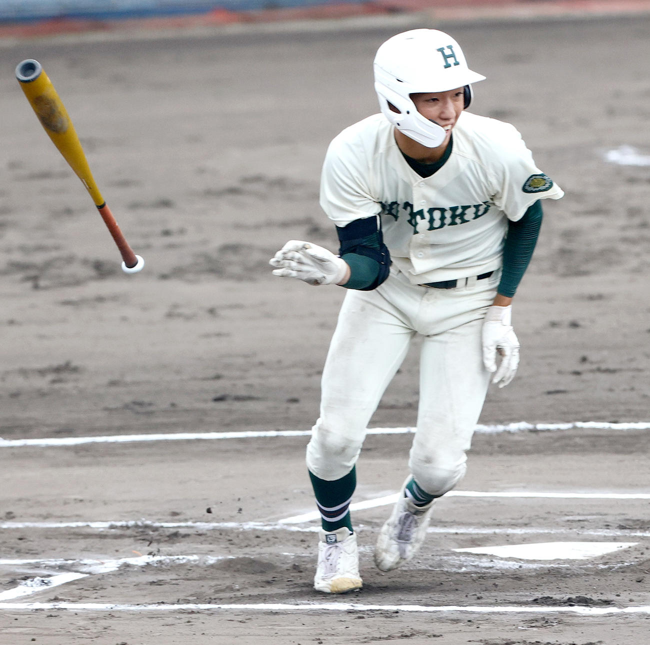 報徳学園対奈良大付　6回裏報徳学園1死、西村は右前打を放つ（撮影・上山淳一）