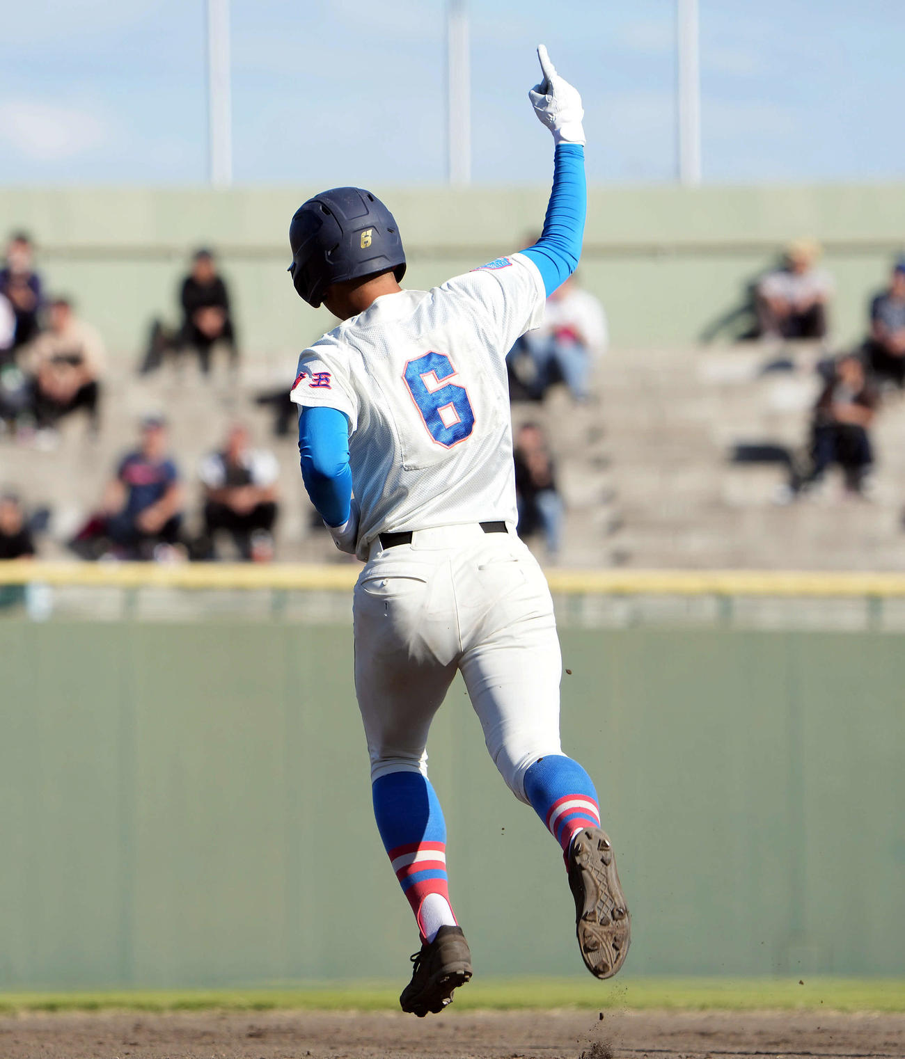 花咲徳栄対横浜　1回表花咲徳栄2死二塁、先制の2点本塁打を放った石塚（撮影・たえ見朱実）