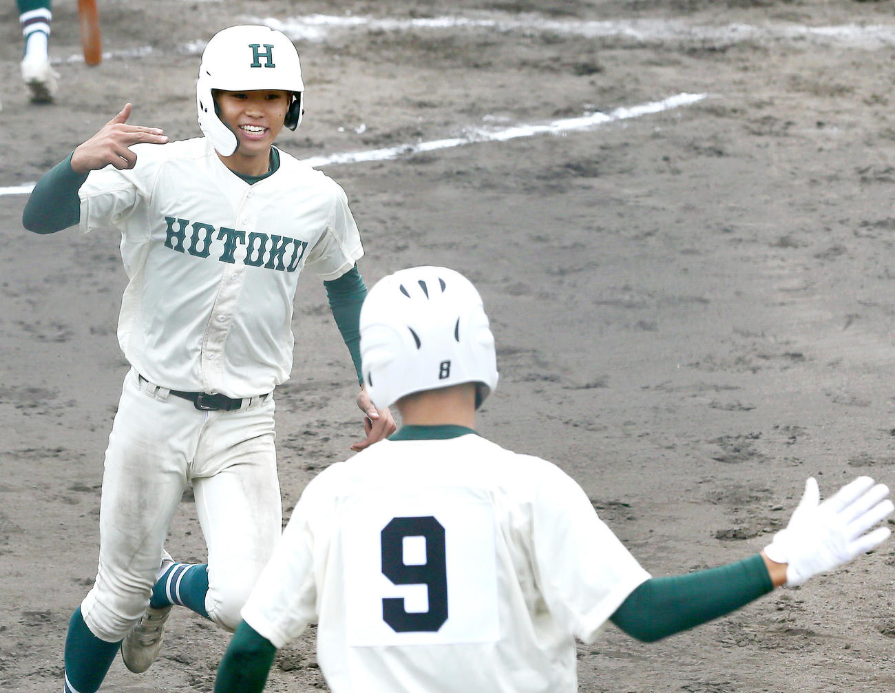 報徳学園対奈良大付　5回裏報徳学園2死一、三塁、三走橋本（左）はワイルドピッチで生還し喜ぶ。手前は安井（撮影・上山淳一）