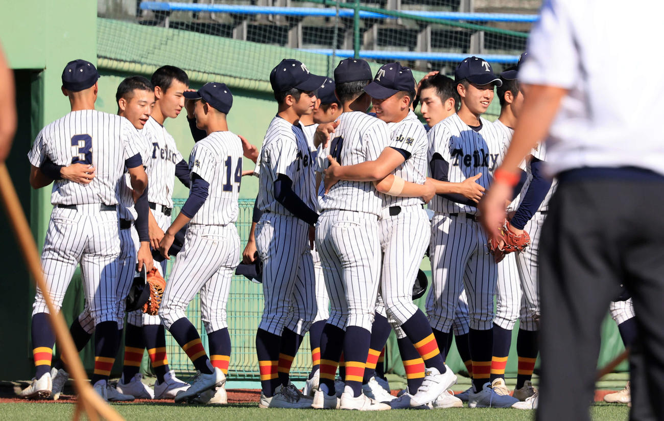帝京三対明和県央　初戦突破した帝京三の選手たちは抱き合って喜び合う（撮影・浅見桂子）