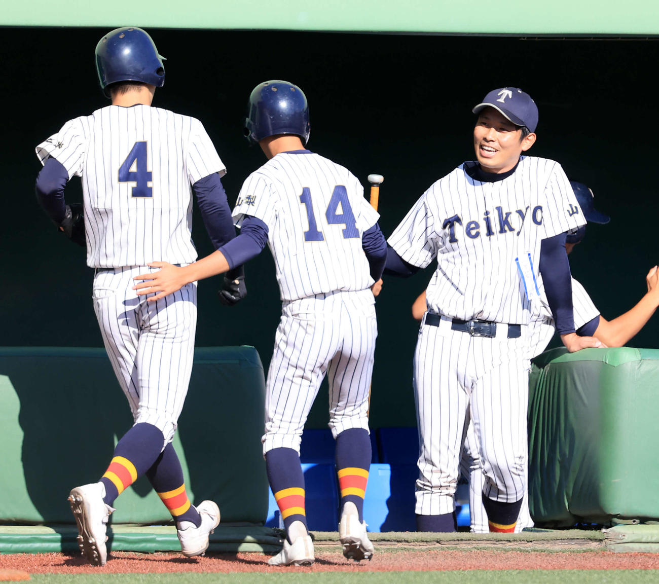 帝京三対明和県央　9回表帝京三1死一、三塁、入谷の右越え2点適時三塁打で生還した中島（左）らを笑顔で迎える大牧監督（右）（撮影・浅見桂子）