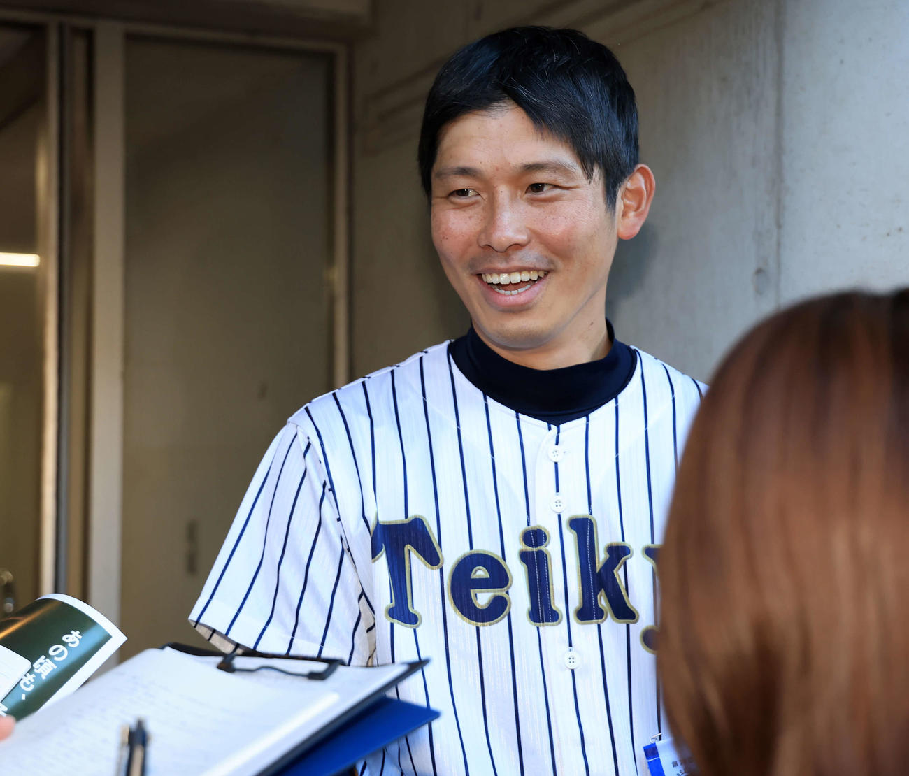帝京三対明和県央　初戦突破し、笑顔で取材に答える帝京三・大牧監督（撮影・浅見桂子）