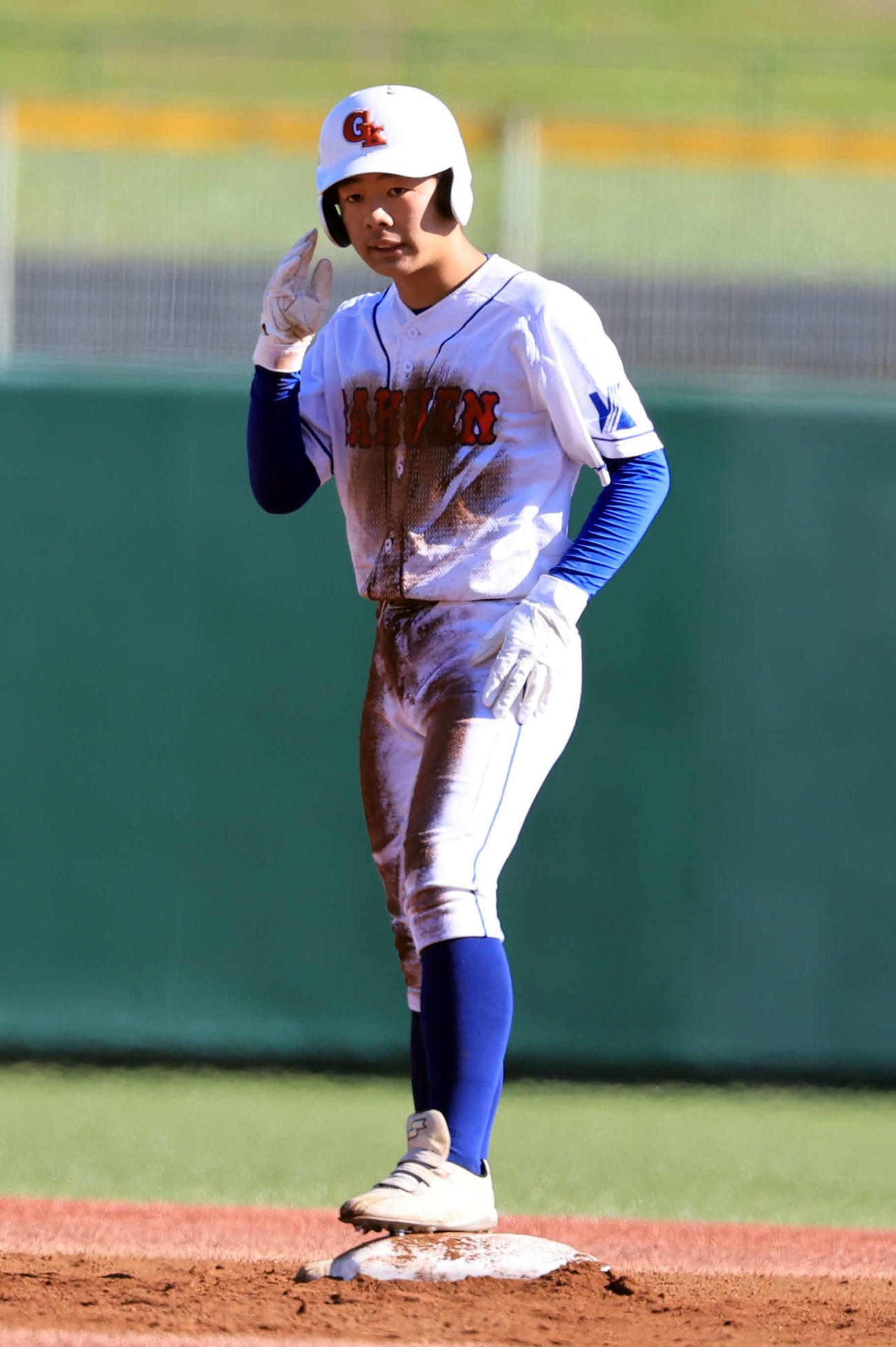 鹿島学園対健大高崎　3回表鹿島学園1死二塁、井上は中越え適時二塁打を放ちベンチにポーズ（撮影・浅見桂子）