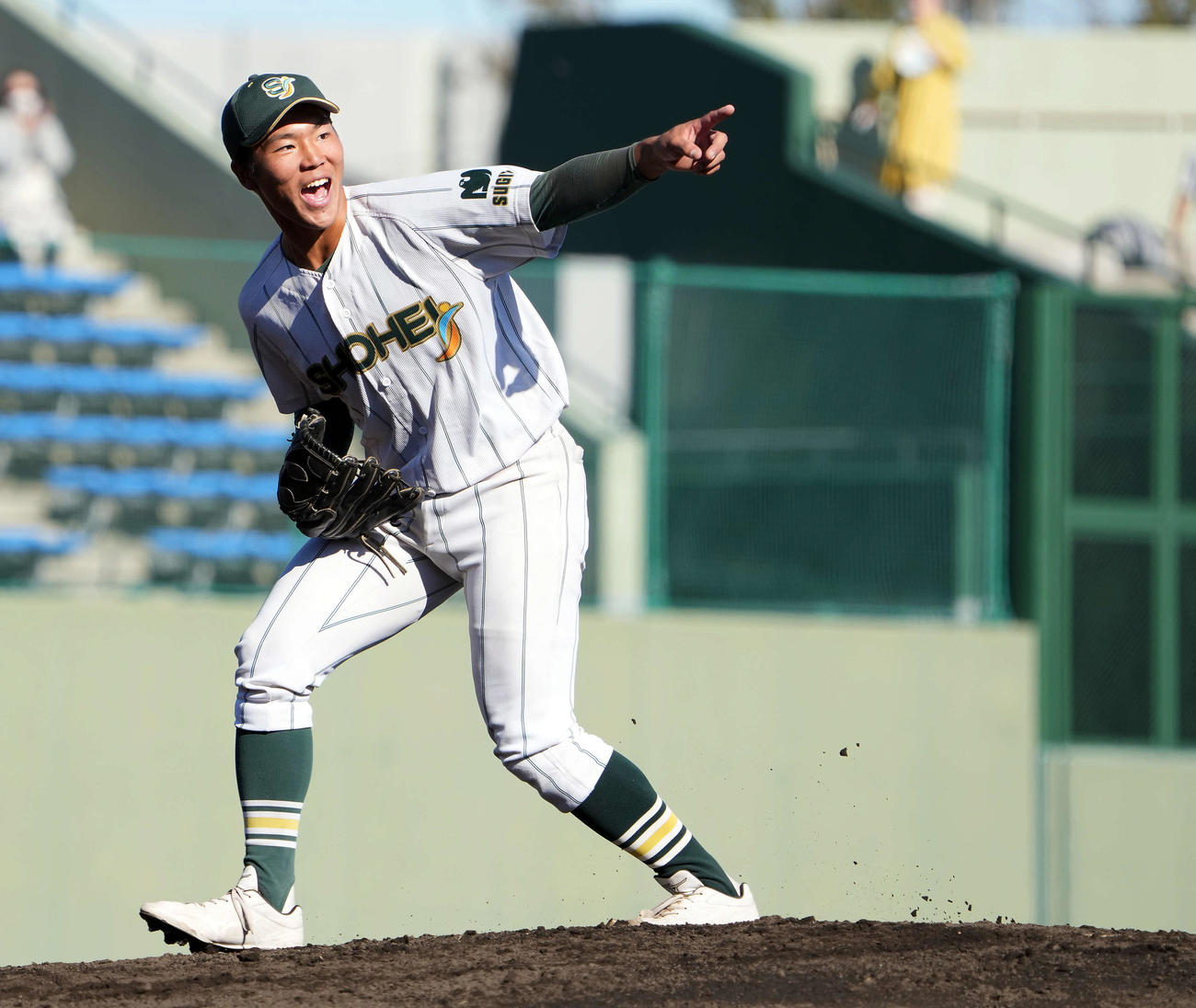 山梨学院対昌平　4回表山梨学院1死一、二塁、萬場を併殺打に打ち取りポーズを決める石井（撮影・たえ見朱実）