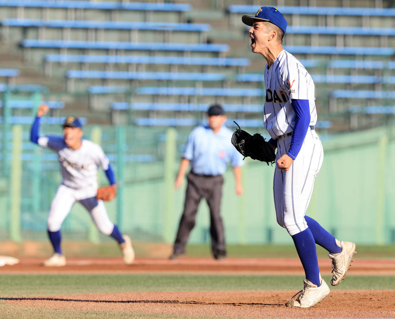 鹿島学園対健大高崎　9回表鹿島学園2死二塁、中根を三振に仕留めて勝利を決め、雄たけびを上げてガッツポーズする佐藤（撮影・浅見桂子）