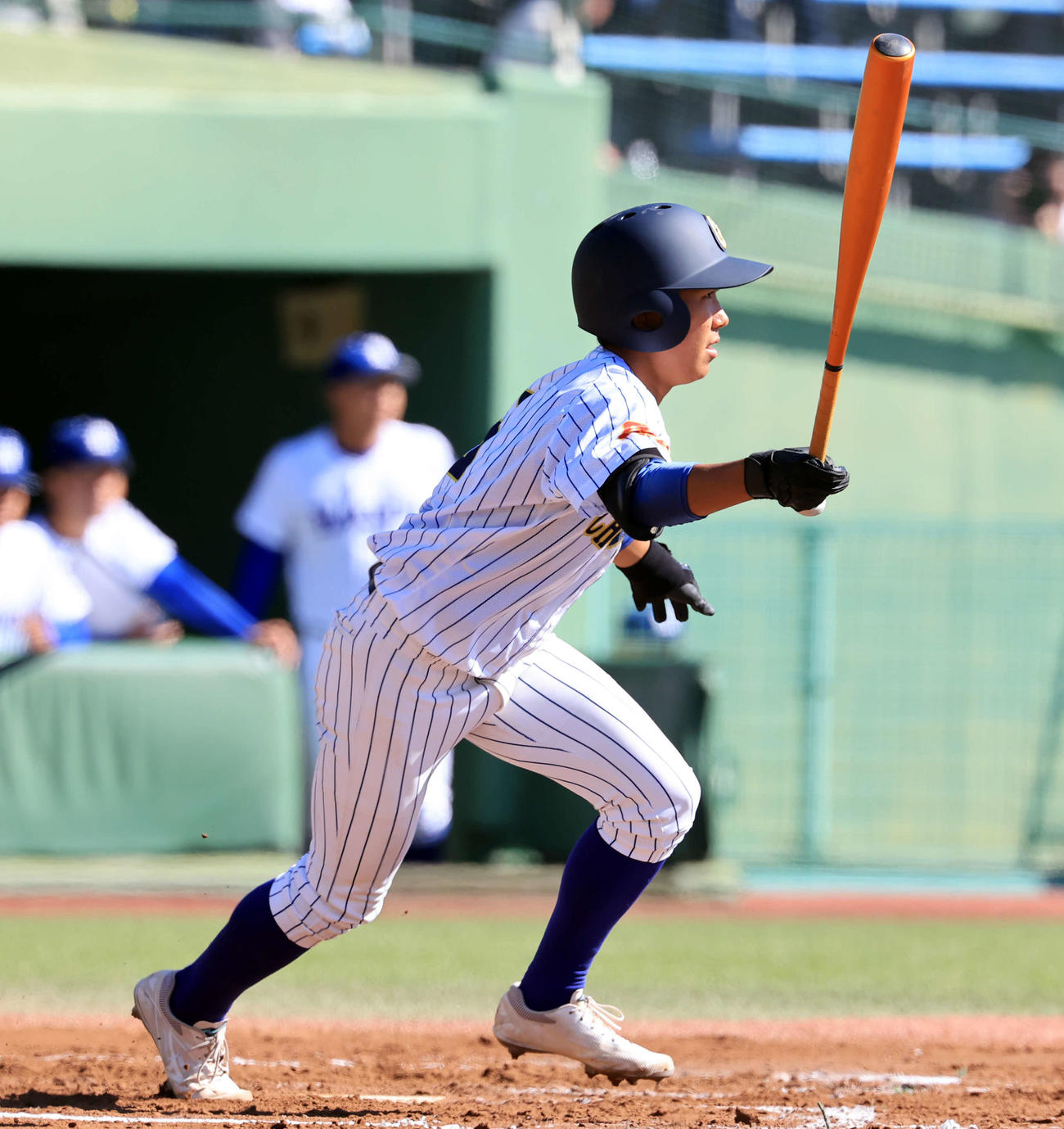 中央学院対白鴎大足利　2回表中央学院1死二塁、小沢は中前打を放つ（撮影・浅見桂子）