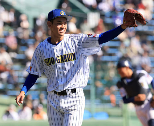 中央学院対白鴎大足利　6回裏白鴎大足利2死二、三塁、驫木の右前適時打で失点を1点に抑えた蔵並は、好送球の水嶋に笑顔でグラブを突き出す（撮影・浅見桂子）