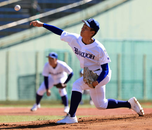 中央学院対白鴎大足利　力投する白鴎大足利・昆野（撮影・浅見桂子）