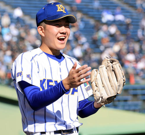 鹿島学園対健大高崎　2回裏健大高崎、追加点を挙げ、笑顔で拍手する石垣（撮影・浅見桂子）