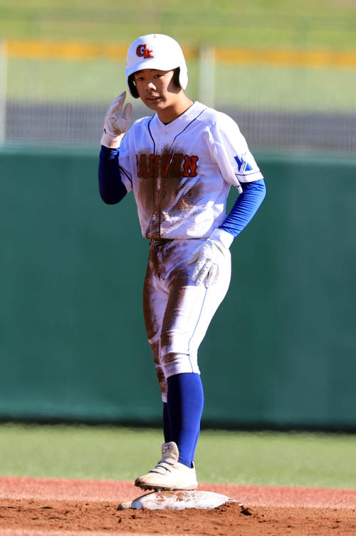 鹿島学園対健大高崎　3回表鹿島学園1死二塁、井上は中越え適時二塁打を放ちベンチにポーズ（撮影・浅見桂子）