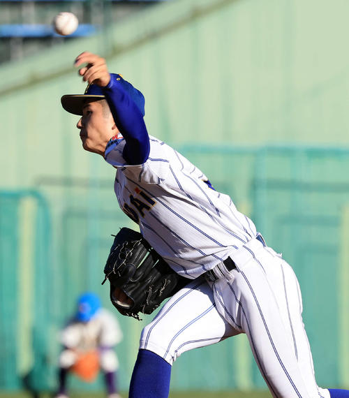 鹿島学園対健大高崎　8回表鹿島学園の攻撃から登板した佐藤（撮影・浅見桂子）