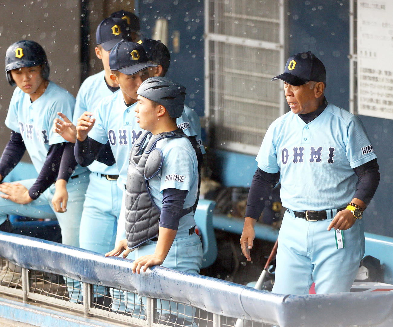 近江対興国　ベンチから戦況を見つめる近江の多賀監督（右）（撮影・上山淳一）
