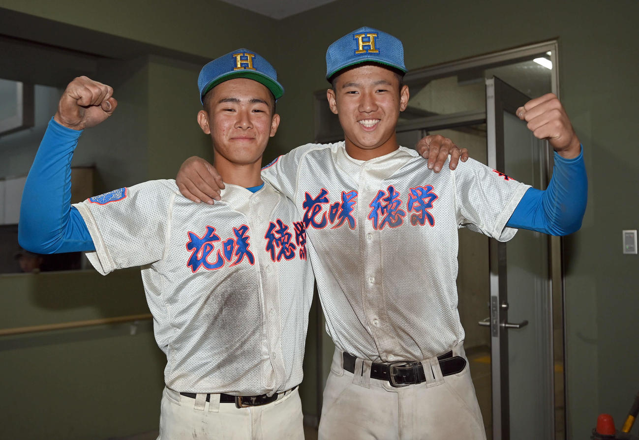花咲徳栄対横浜　横浜に勝利し笑顔を見せる花咲徳栄・横山（左）と石塚（撮影・たえ見朱実）