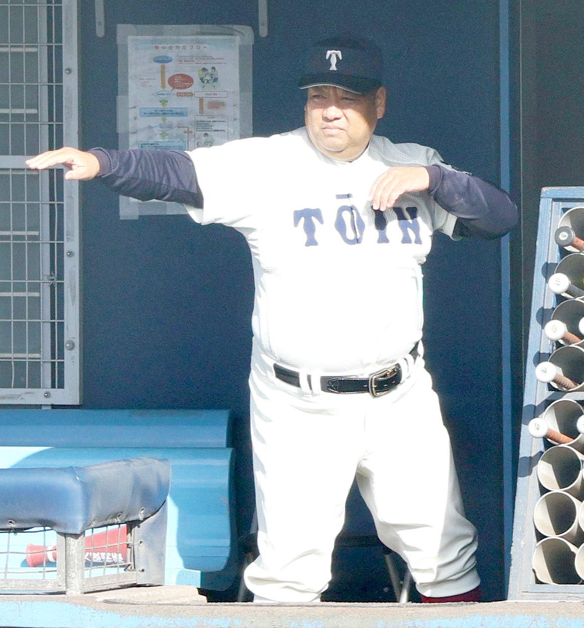 高田商対大阪桐蔭　ベンチから指示を送る大阪桐蔭の西谷監督（撮影・上山淳一）