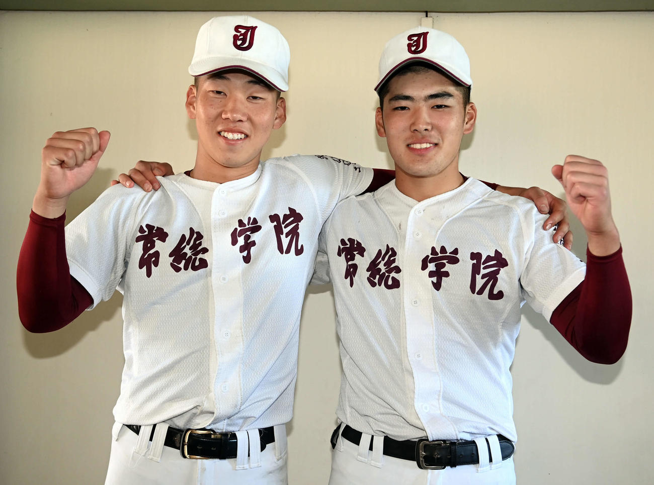 常総学院対専大松戸　専大松戸に勝利し笑顔を見せる常総学院・小林（左）と武田（撮影・たえ見朱実）