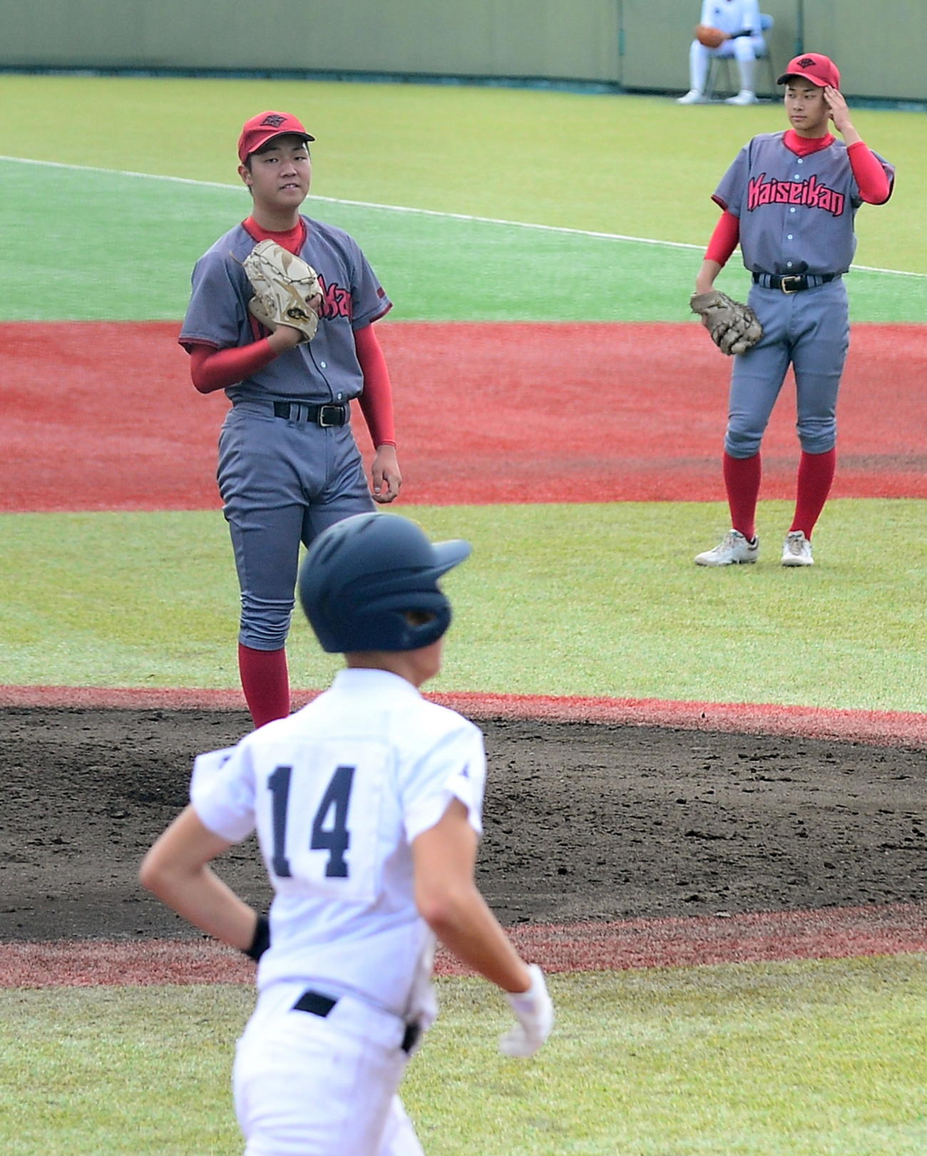 5回に2点本塁打を浴び、ぼう然とする浜松開誠館・松井（左）と加藤主将