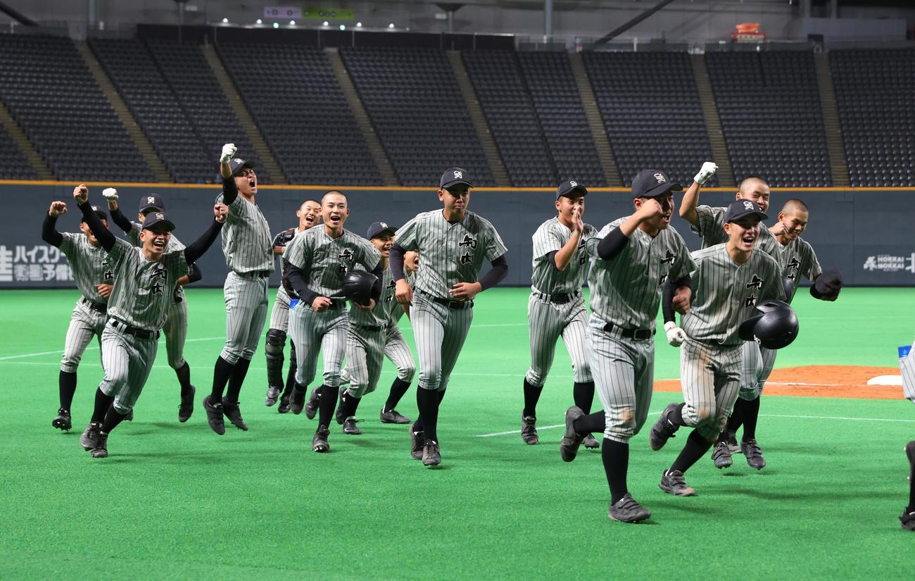 札幌第一対知内　サヨナラ勝ちし歓喜する知内ナイン（撮影・黒川智章）