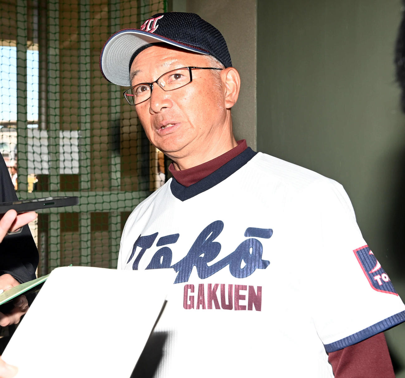 桐光学園対文星芸大付　記者に囲まれ質問に答える桐光学園・野呂監督（撮影・たえ見朱実）