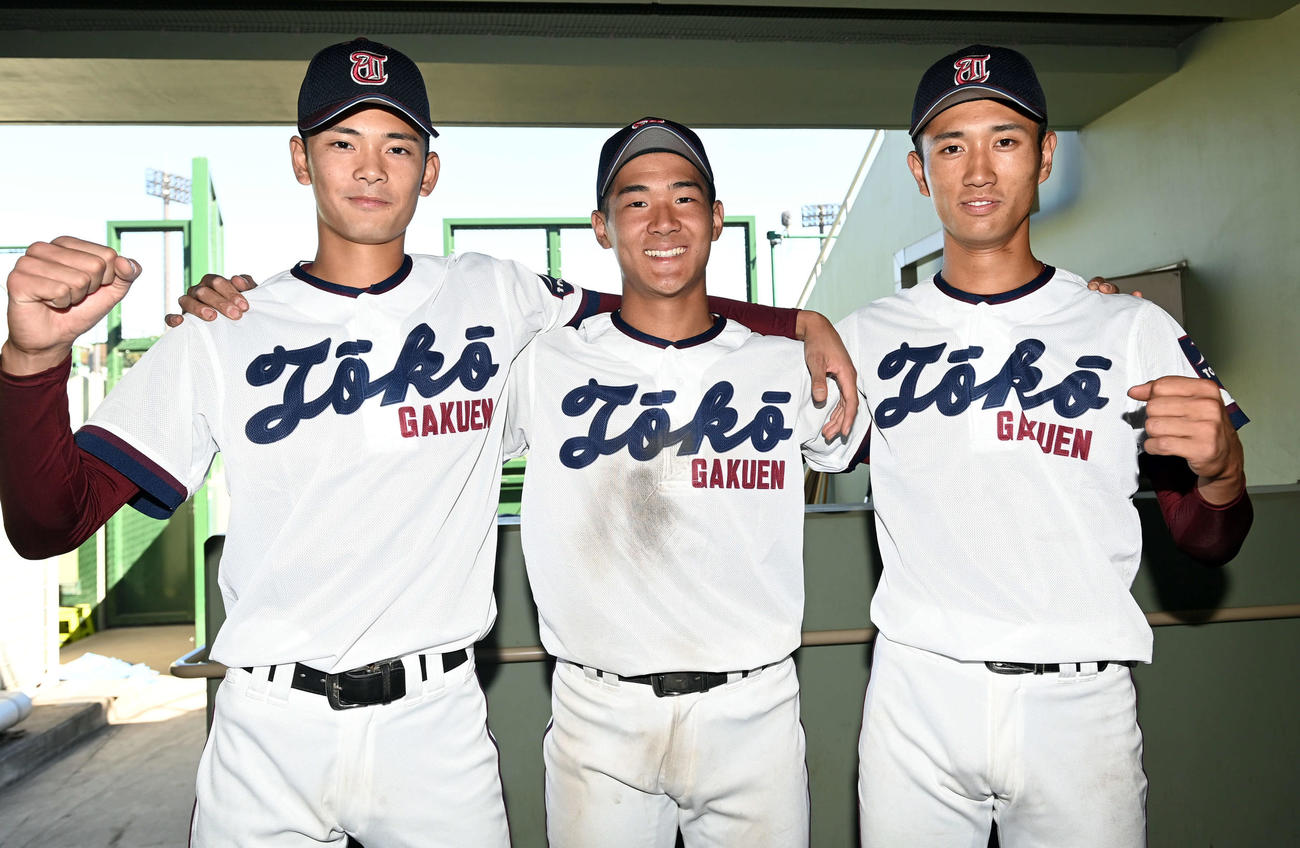 文星芸大付に勝利し笑顔で記念撮影に納まる、（左から）桐光学園・法橋、中村、森（撮影・たえ見朱実）