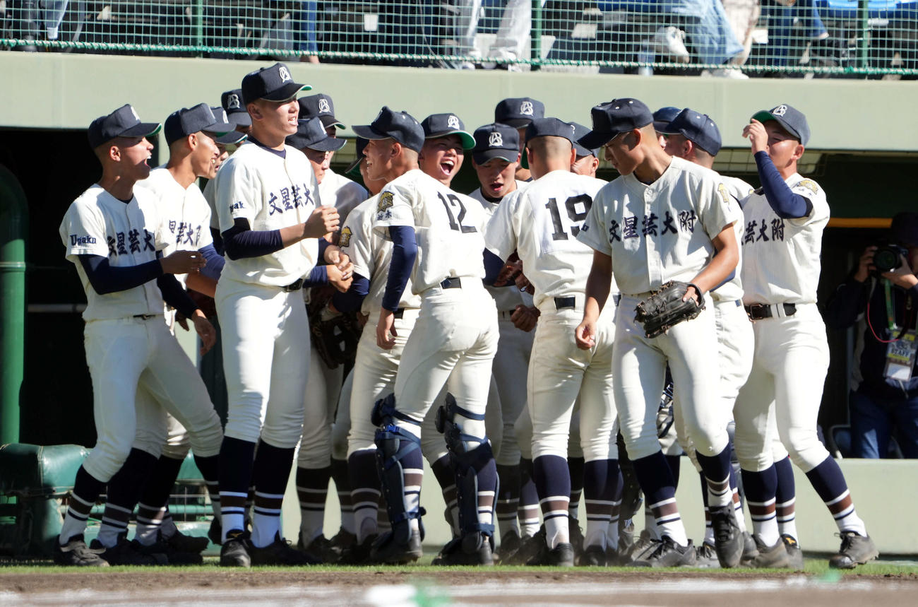 桐光学園対文星芸大付　円陣を組んで気合を入れる文星芸大付（撮影・たえ見朱実）