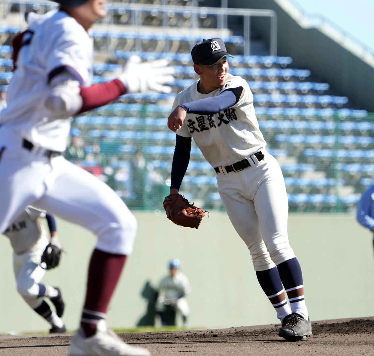 桐光学園対文星芸大付　1回表桐光学園2死、綾部を投ゴロに打ち取る文星芸大付の先発瓦井（撮影・たえ見朱実）
