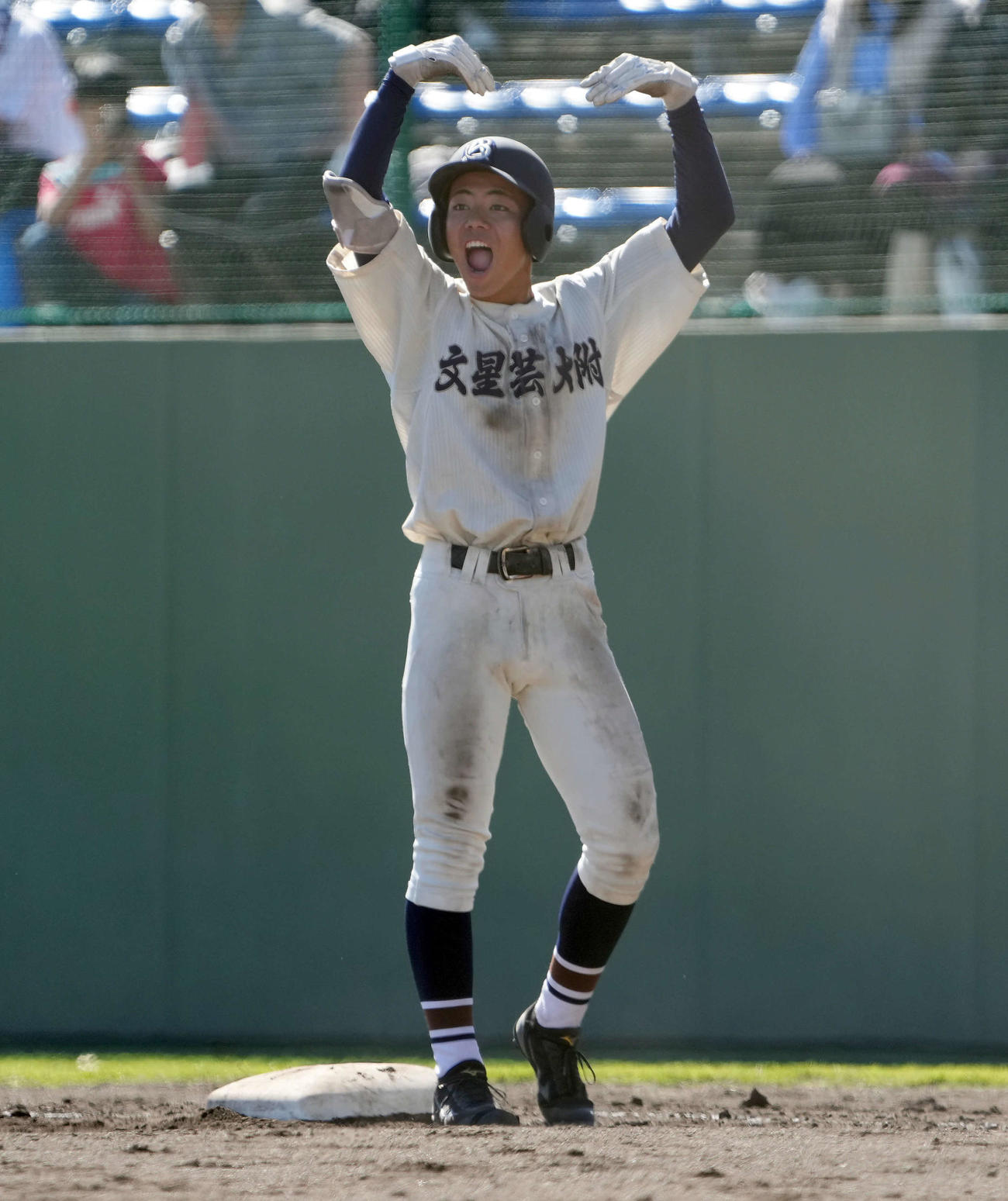 桐光学園対文星芸大付　8回裏文星芸大付1死一、二塁、右前に適時打を放つ大塩（撮影・たえ見朱実）