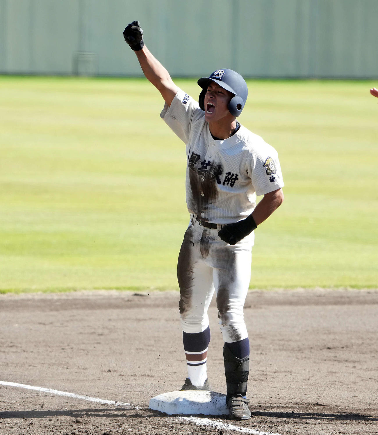桐光学園対文星芸大付　7回裏文星芸大付1死二塁、適時三塁打を放ちガッツポーズを決める栗原（撮影・たえ見朱実）
