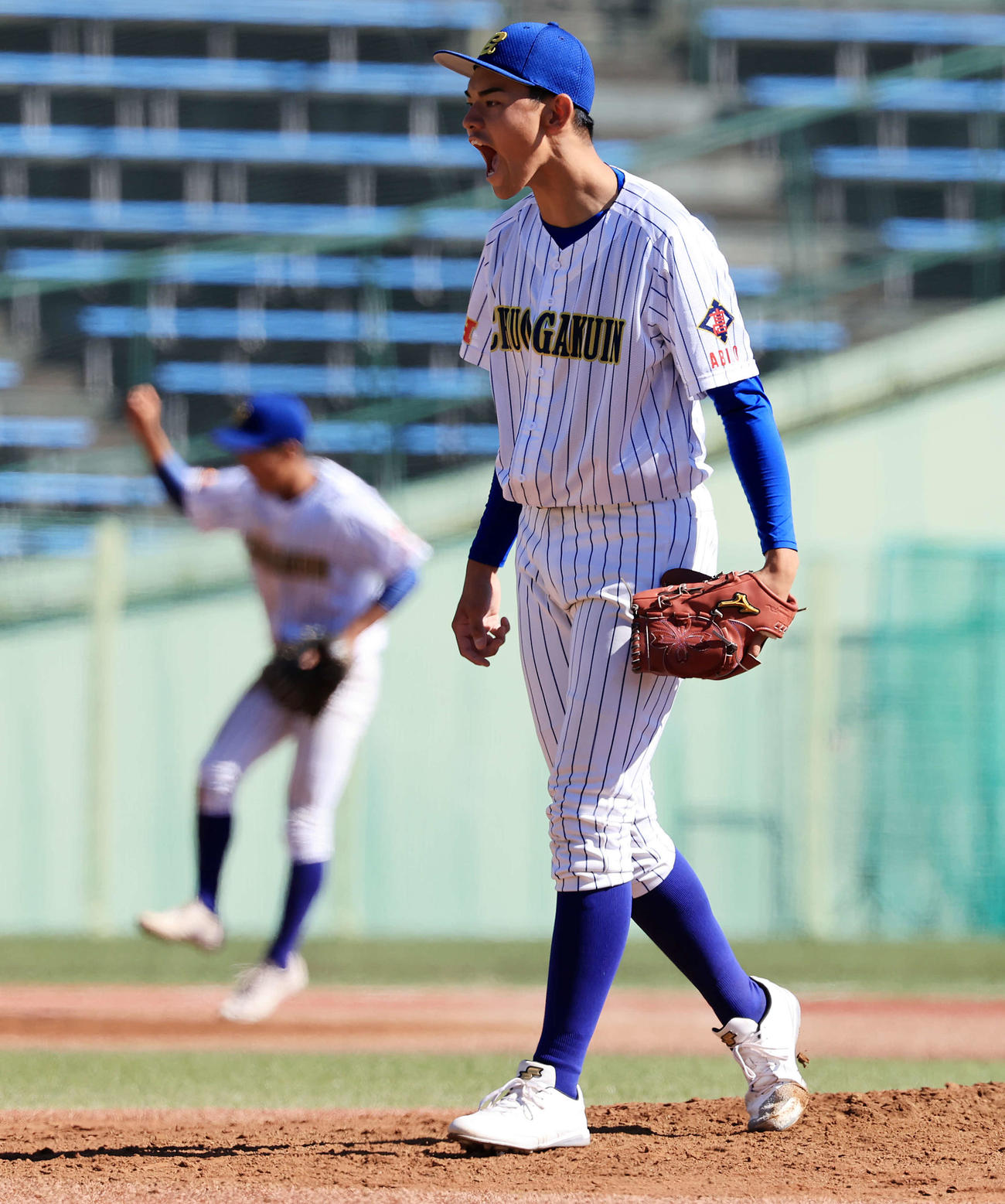 中央学院対白鴎大足利　8回裏白鴎大足利の攻撃を抑えてコールド勝ちを決め、雄たけびを上げる蔵並（撮影・浅見桂子）