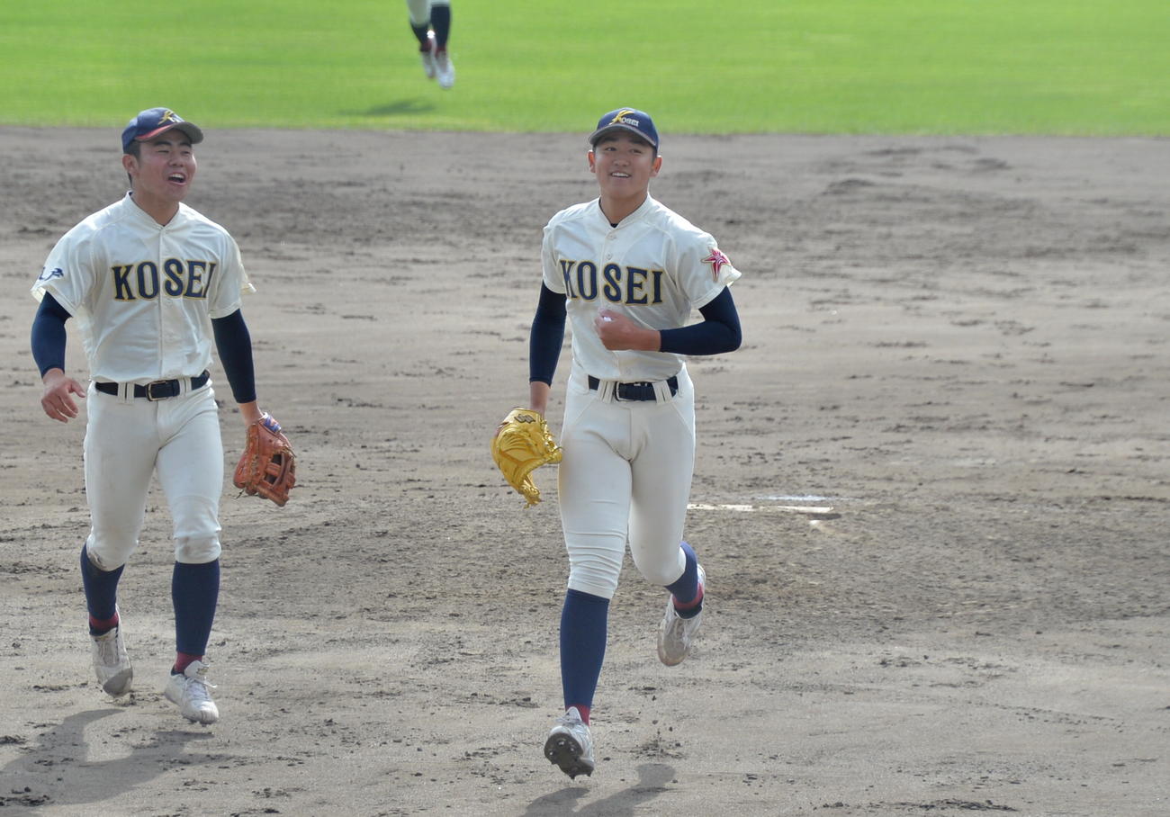 学法石川対八戸学院光星　最後の打者を144キロ直球で見逃し三振に切って取り、笑顔を見せるエース左腕・洗平（右）（撮影・濱本神威）