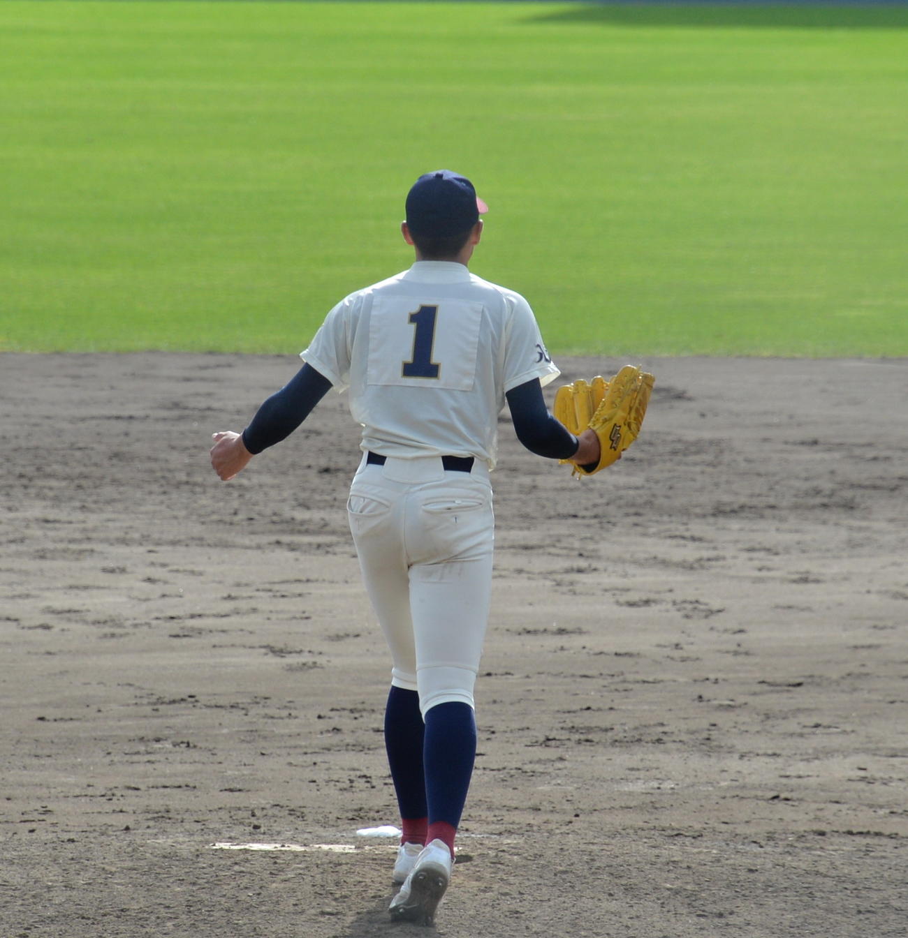学法石川対八戸学院光星　最後の打者を144キロ直球で見逃し三振に切って取ったエース左腕・洗平は、野手陣に向けて力強くガッツポーズ（撮影・濱本神威）