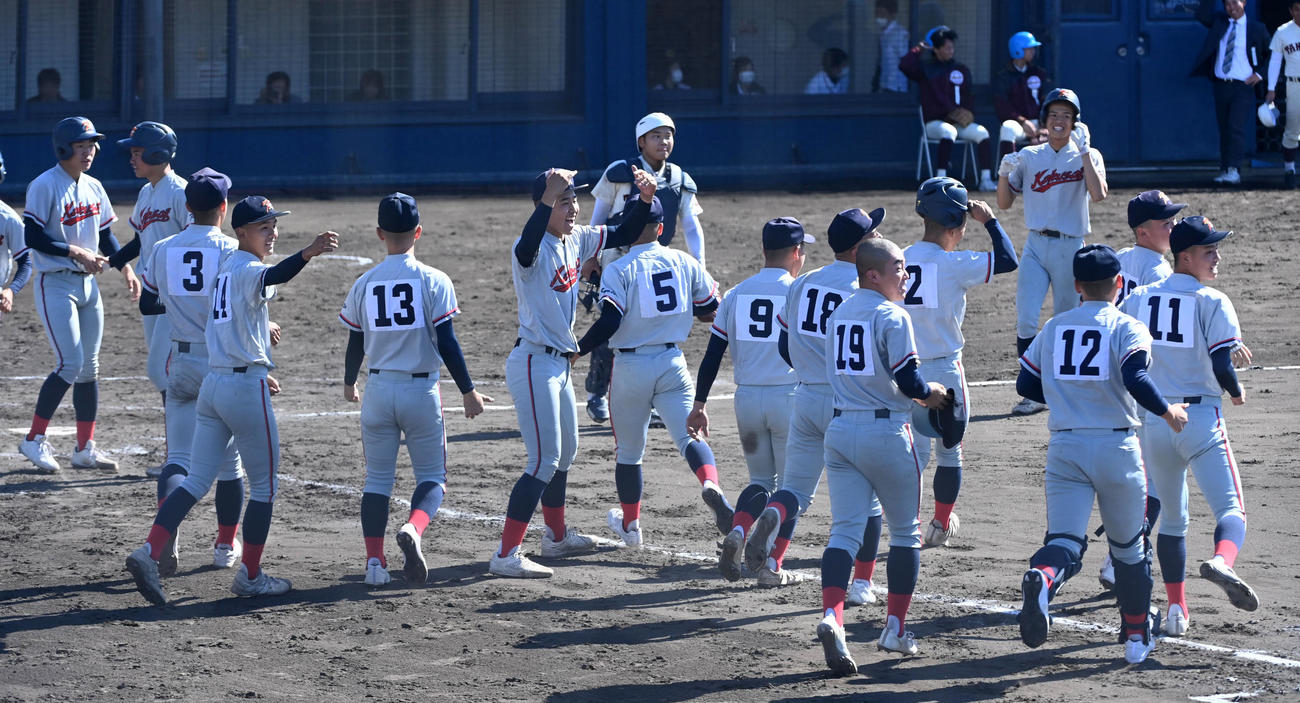 田辺対京都国際　田辺にサヨナラ勝ち、喜ぶ京都国際ナイン（撮影・前岡正明）