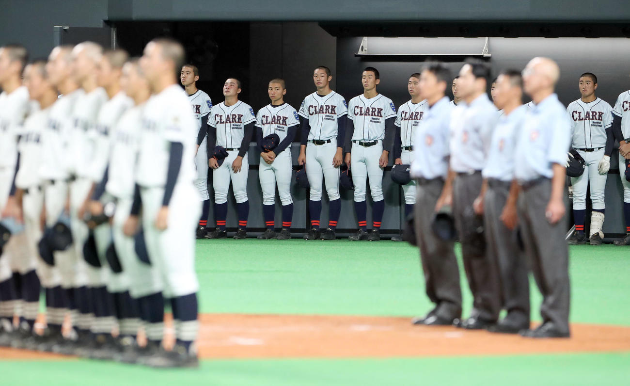 北海対クラーク　北海に敗れ整列するクラークナイン（撮影・佐藤翔太）