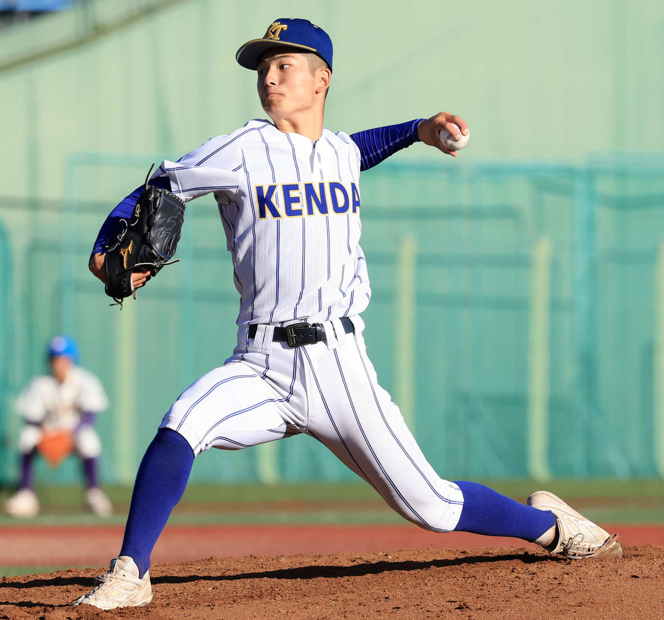鹿島学園対健大高崎　8回表鹿島学園の攻撃から登板した佐藤（撮影・浅見桂子）