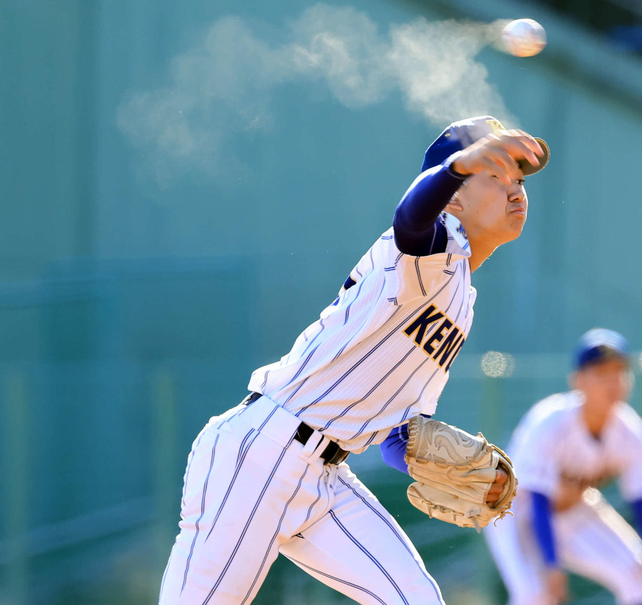 鹿島学園対健大高崎　ロジンバッグの粉の軌跡を作りながら力投を続ける健大高崎・石垣（撮影・浅見桂子）