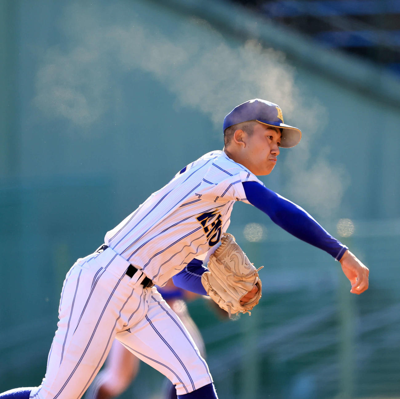 鹿島学園対健大高崎　ロジンバッグの粉の軌跡を作りながら力投を続ける健大高崎・石垣（撮影・浅見桂子）