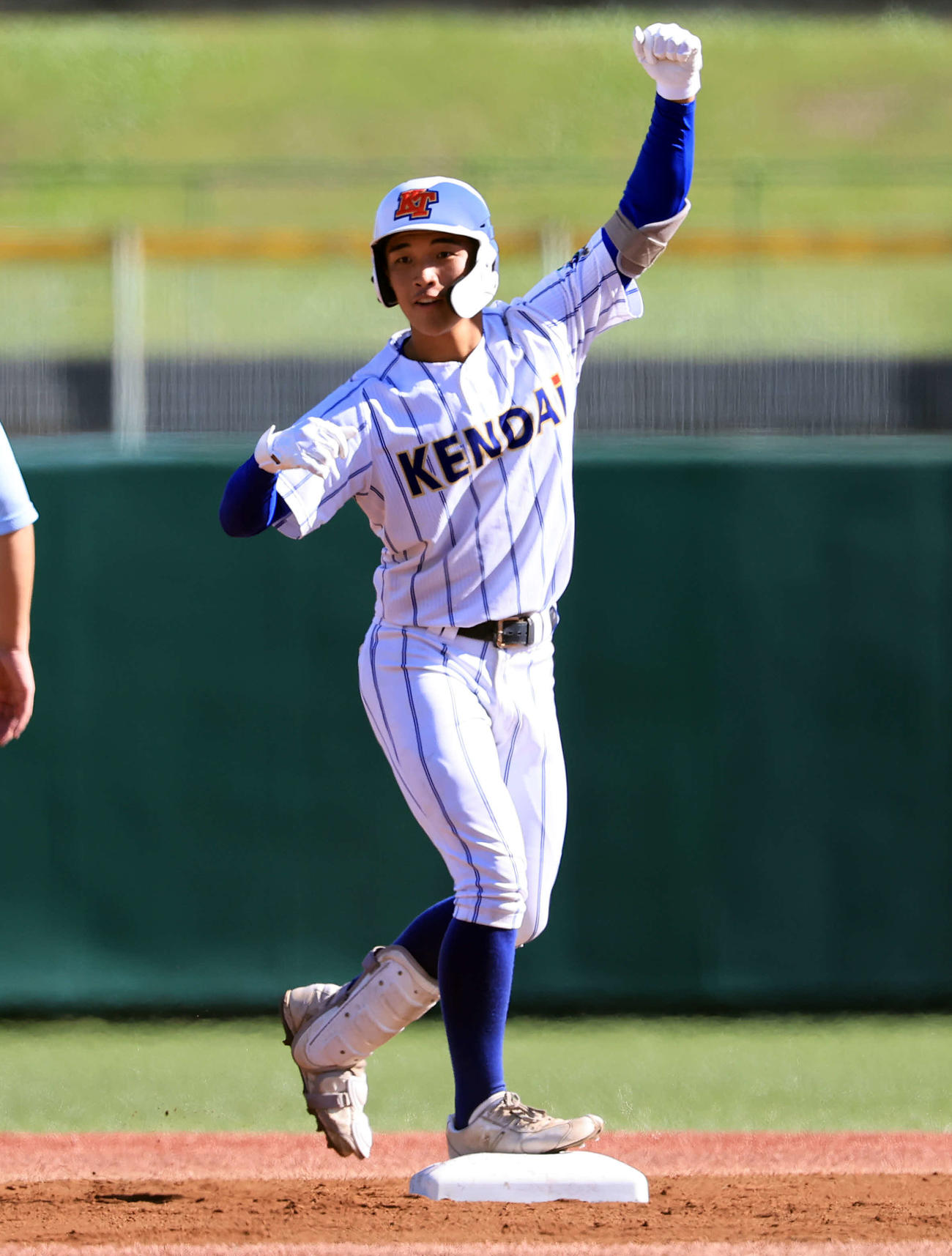 鹿島学園対健大高崎　1回裏健大高崎1死一塁、箱山は右越え適時二塁打を放ちガッツポーズ（撮影・浅見桂子）