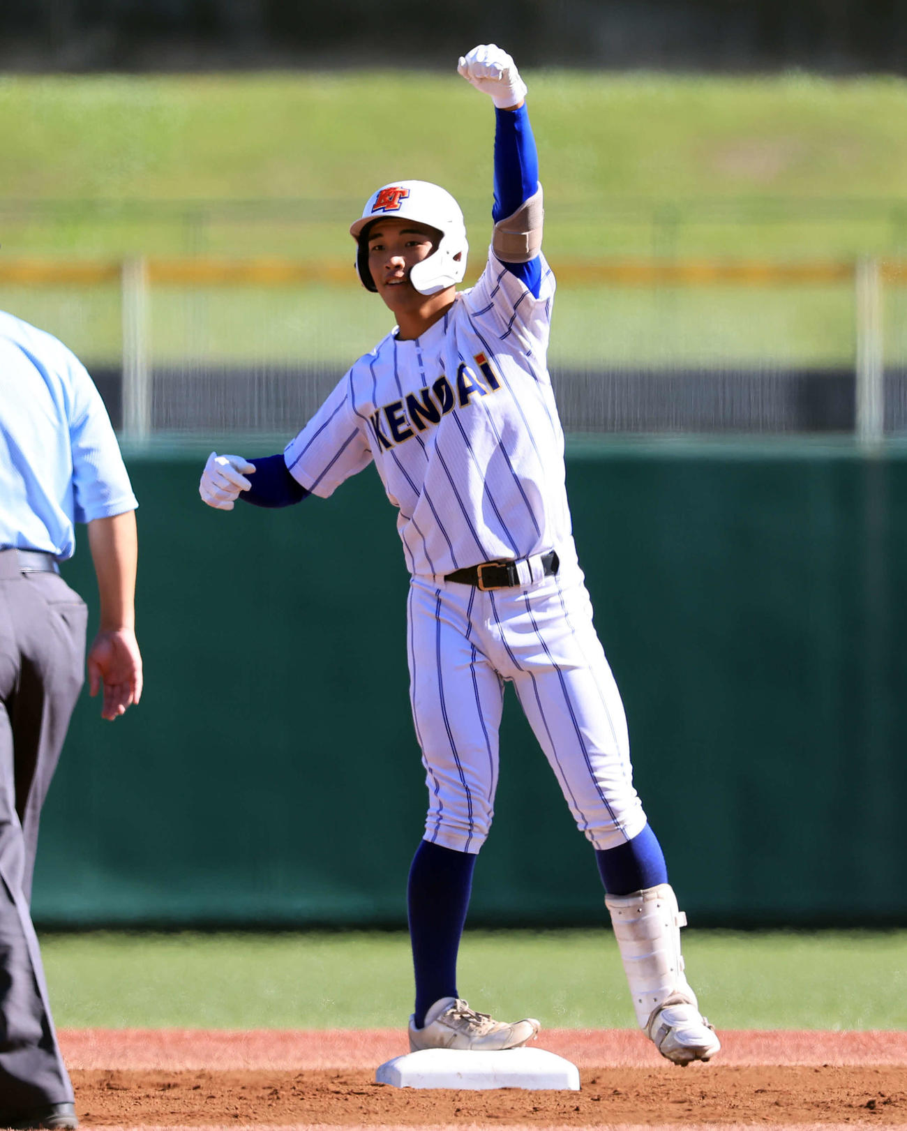 鹿島学園対健大高崎　1回裏健大高崎1死一塁、箱山は右越え適時二塁打を放ちガッツポーズ（撮影・浅見桂子）