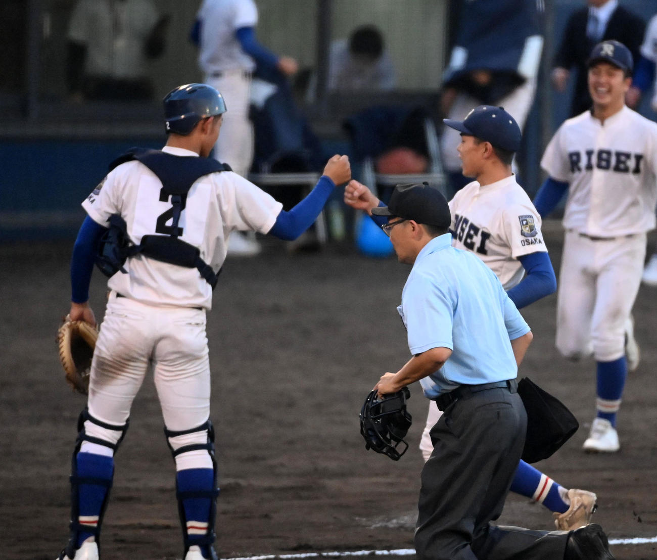 履正社対滋賀学園　滋賀学園に完投勝利の履正社・高木（右）は嶋田とグータッチ（撮影・前岡正明）