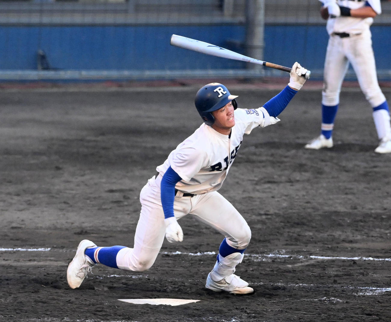 履正社対滋賀学園　9回表履正社2死二、三塁、嶋田は投手適時内野安打を放つ（撮影・前岡正明）
