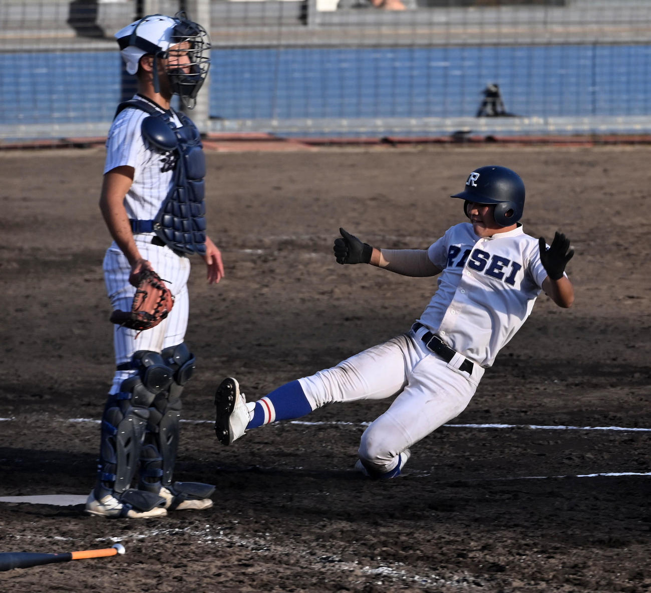 履正社対滋賀学園　5回表履正社無死満塁、武田の右犠飛で生還する近澤。捕手杉本（撮影・前岡正明）