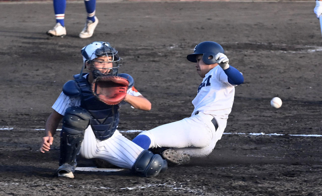 履正社対滋賀学園　5回表履正社1死一、三塁、嶋田の右犠飛で生還する石田。捕手杉本（撮影・前岡正明）