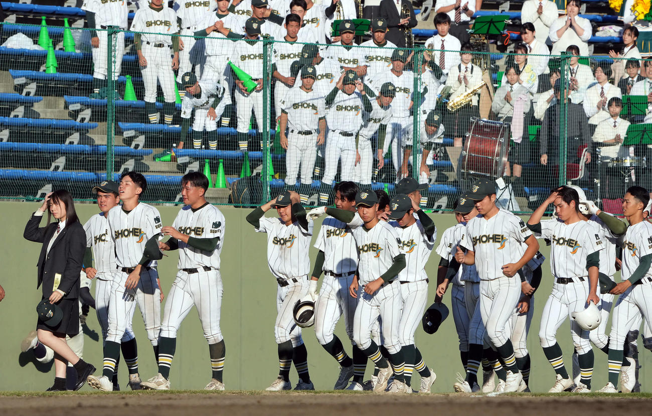 山梨学院対昌平　延長の末、山梨学院に敗れ悔し涙を流す昌平の選手たち（撮影・たえ見朱実）