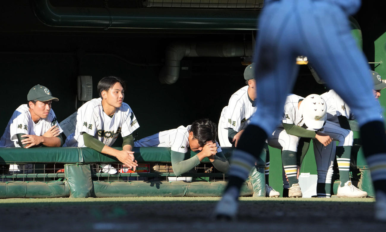 山梨学院対昌平　11回裏、ベンチから祈る昌平の選手たち（撮影・たえ見朱実）
