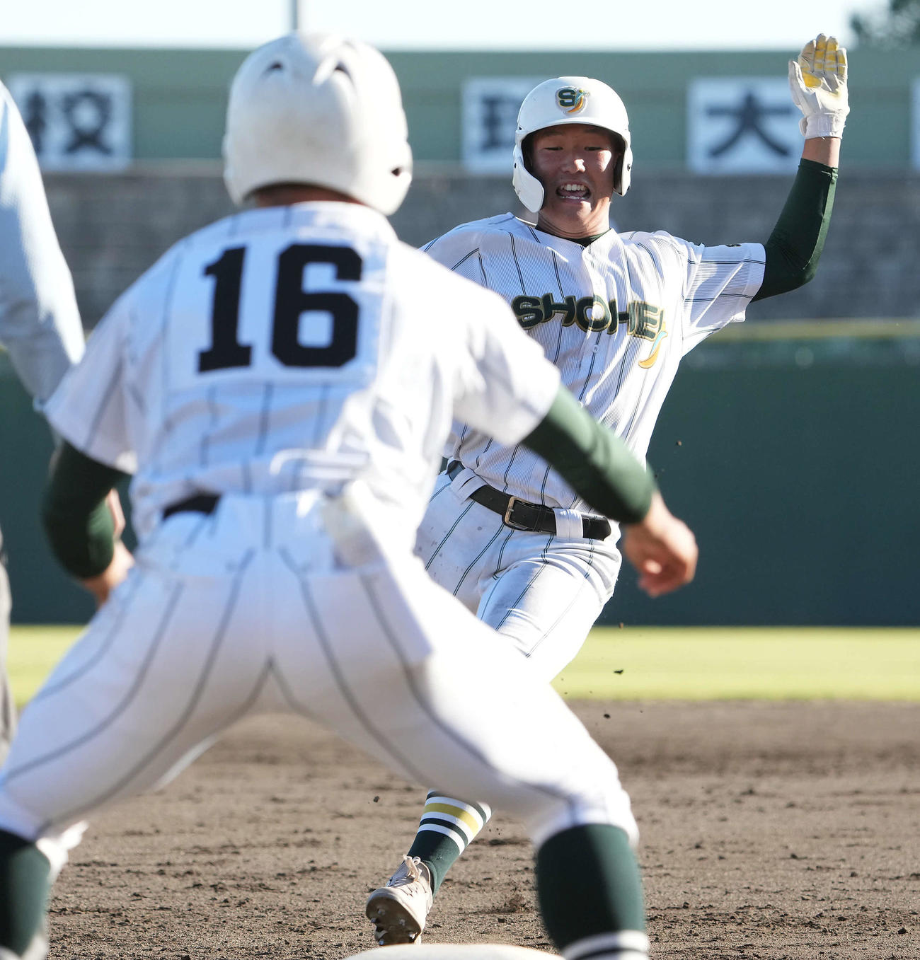 山梨学院対昌平　8回裏昌平2死、右越えに三塁打を放った大槻（撮影・たえ見朱実）
