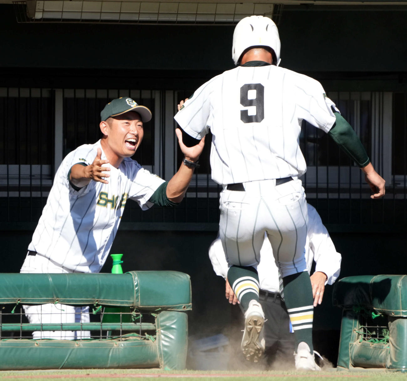 山梨学院対昌平　1回裏昌平2死一塁、桜井の適時打で生還した黒沢を迎える岩崎監督（撮影・たえ見朱実）