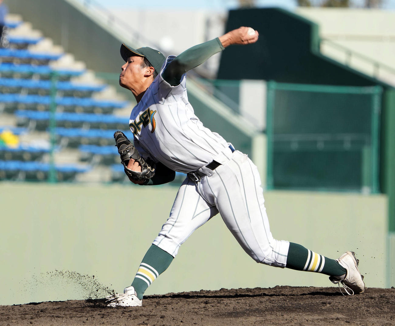 山梨学院対昌平　4回途中からマウンドに上がった昌平石井（撮影・たえ見朱実）