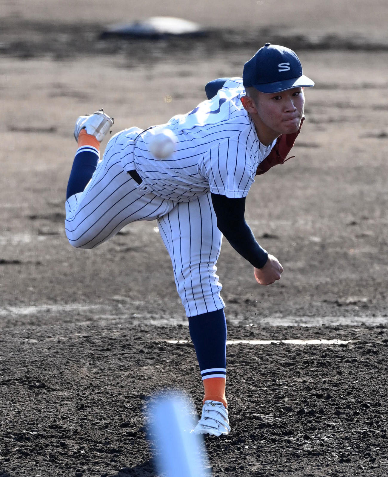 履正社対滋賀学園　滋賀学園先発の脇本（撮影・前岡正明）